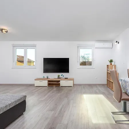 Kvarner Bay - 2 & 4 *